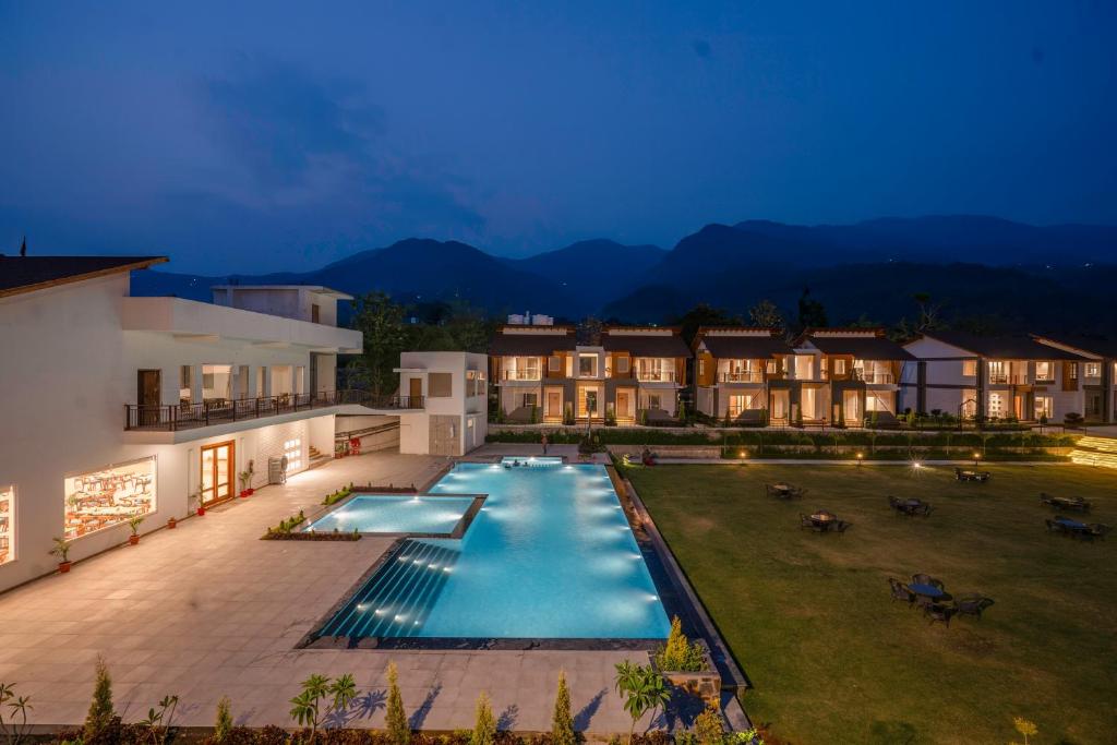 拉姆納格爾的住宿－Evara Spa & Resort，享有度假村游泳池的空中景致