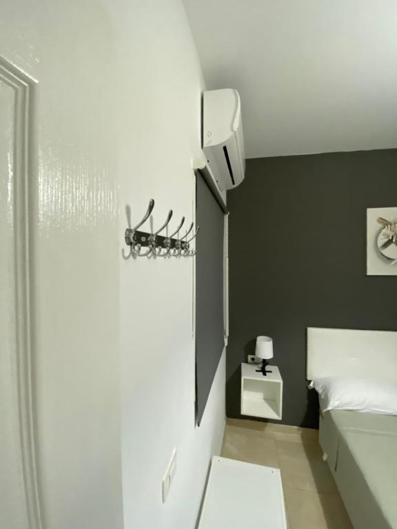 Postel nebo postele na pokoji v ubytování DELUXE ROOM IN APARTMENT SHARED in Los Cristianos Playa HabitaciónSTANZA air-conditioned