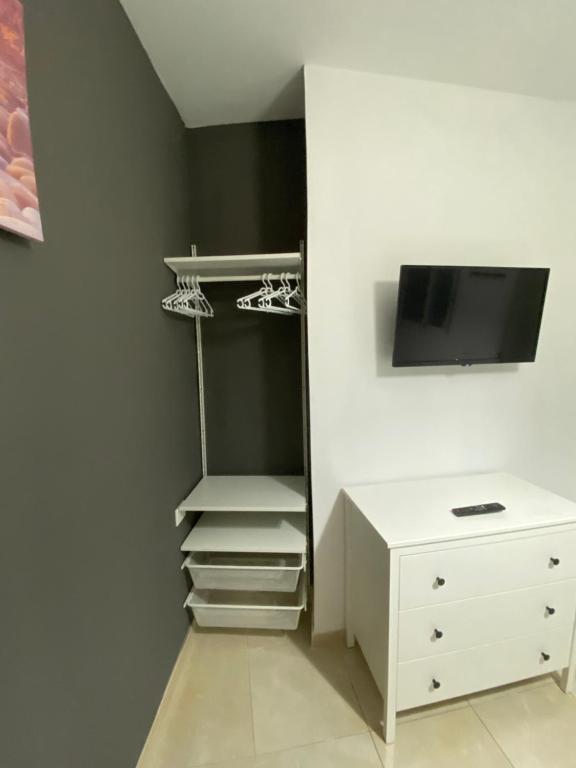 TV a/nebo společenská místnost v ubytování DELUXE ROOM IN APARTMENT SHARED in Los Cristianos Playa HabitaciónSTANZA air-conditioned