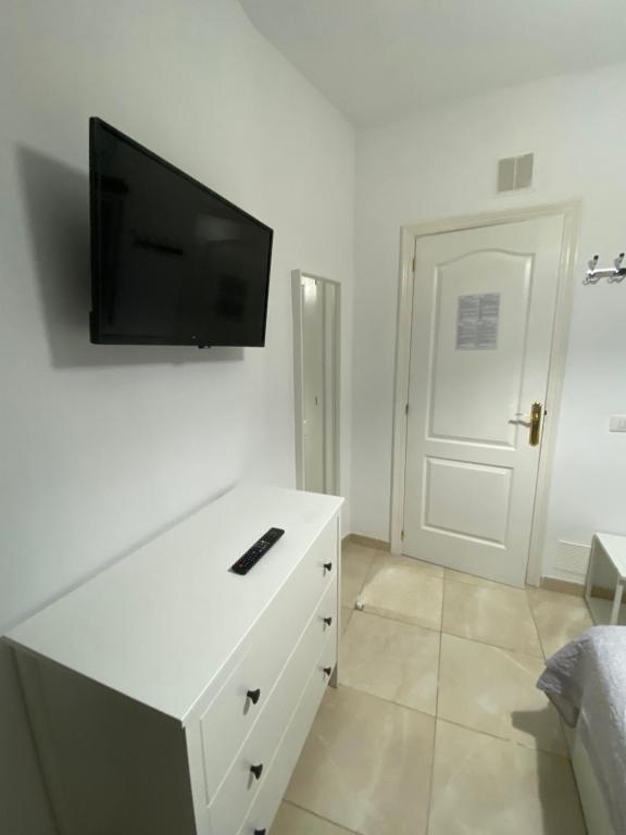 TV a/nebo společenská místnost v ubytování DELUXE ROOM IN APARTMENT SHARED in Los Cristianos Playa HabitaciónSTANZA air-conditioned