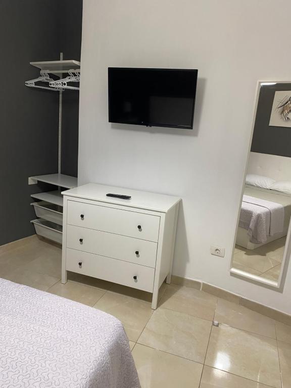 TV a/nebo společenská místnost v ubytování DELUXE ROOM IN APARTMENT SHARED in Los Cristianos Playa HabitaciónSTANZA air-conditioned