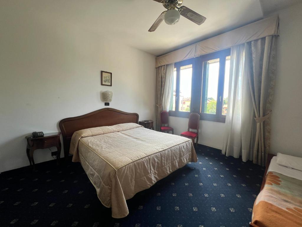 Postel nebo postele na pokoji v ubytování Hotel Cristallo