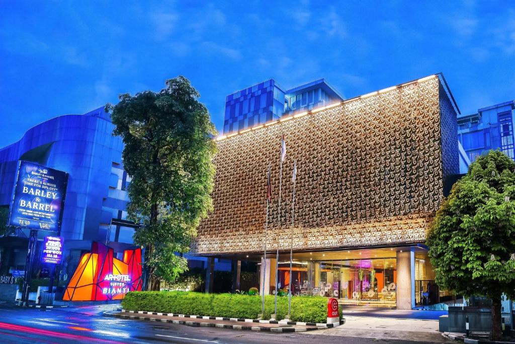 een gebouw in een stad met een straat bij ARTOTEL Suites Bianti Yogyakarta, CHSE Certified in Yogyakarta
