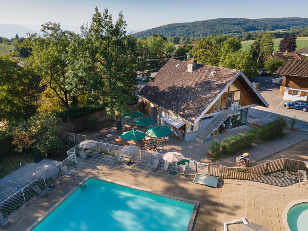 eine Luftansicht eines Hauses mit Pool in der Unterkunft HUTTOPIA Divonne in Divonne-les-Bains