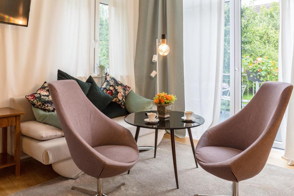 sala de estar con sofá, sillas y mesa en Apartment am Apfelbaum, en Reutlingen
