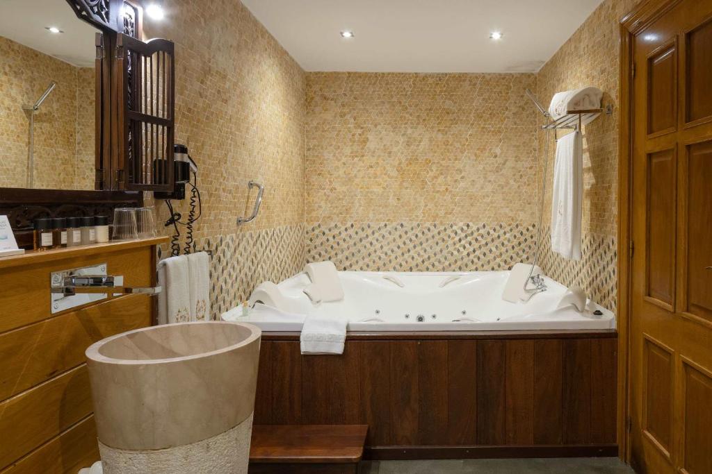 Hotel & Spa Etxegana - Jacuzzi privado en la habitación en Zeanuri