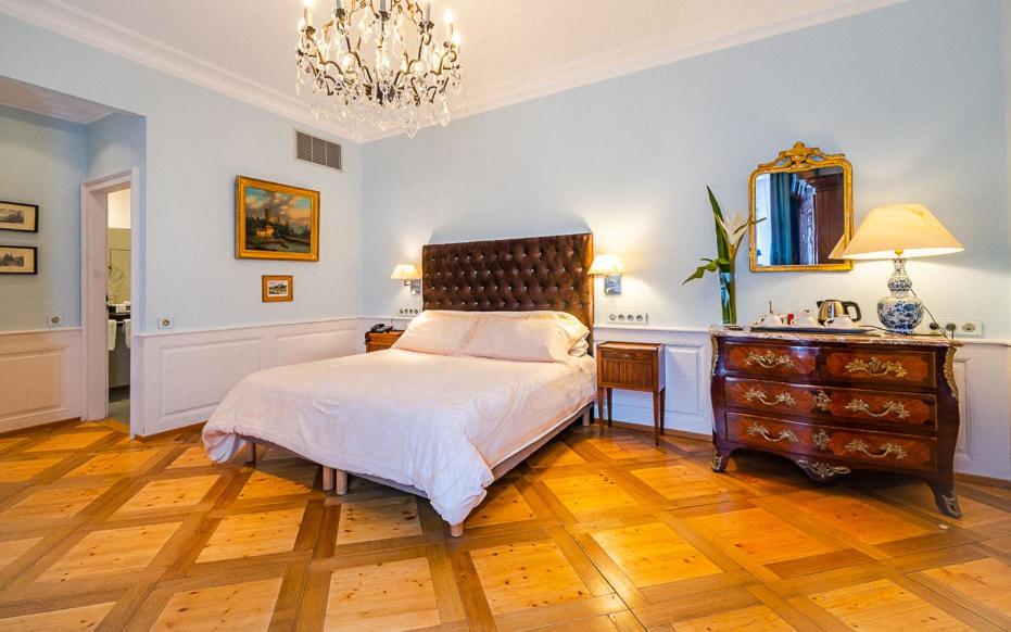 Postel nebo postele na pokoji v ubytování Hôtel & Spa Le Bouclier D'or