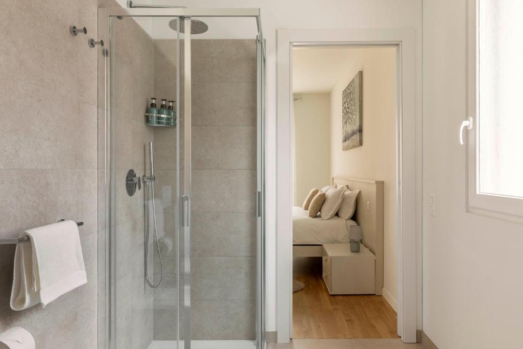 Baðherbergi á Magic Deluxe Suites - Free Parking