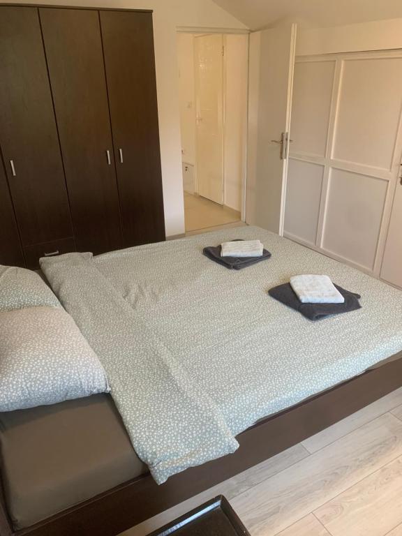 Postel nebo postele na pokoji v ubytování Mika’s Poolhouse