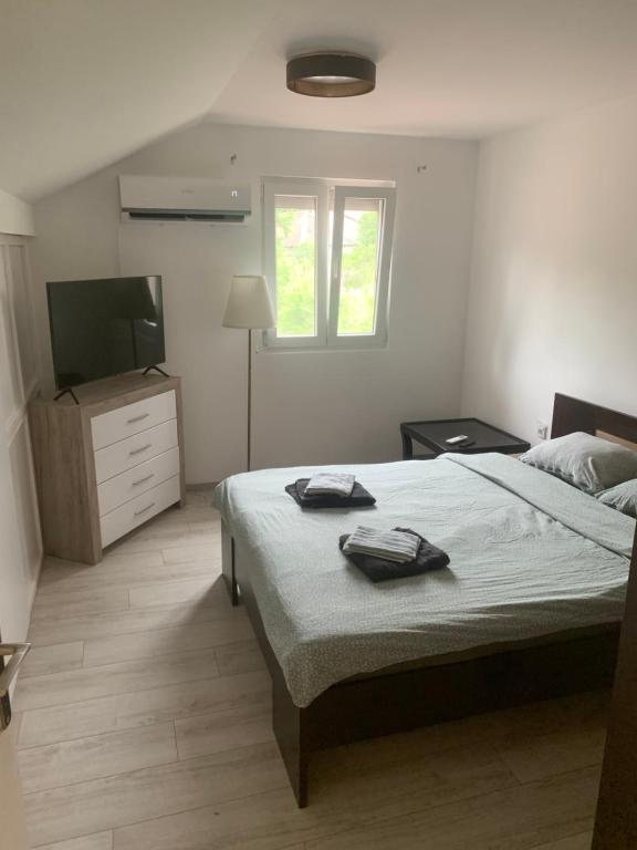TV a/nebo společenská místnost v ubytování Mika’s Poolhouse