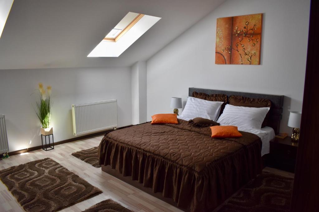 เตียงในห้องที่ Enjoy Apartments - Skyview Residence