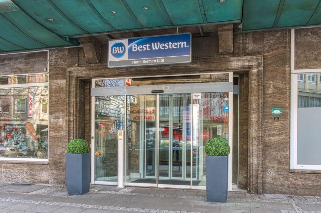 a store front with two plants in front of it at Best Western Hotel Bremen City in Bremen