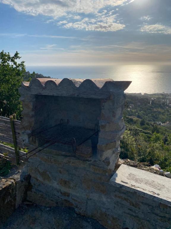 Una chimenea de piedra con vista al océano. en le tre stelle, en Castellabate