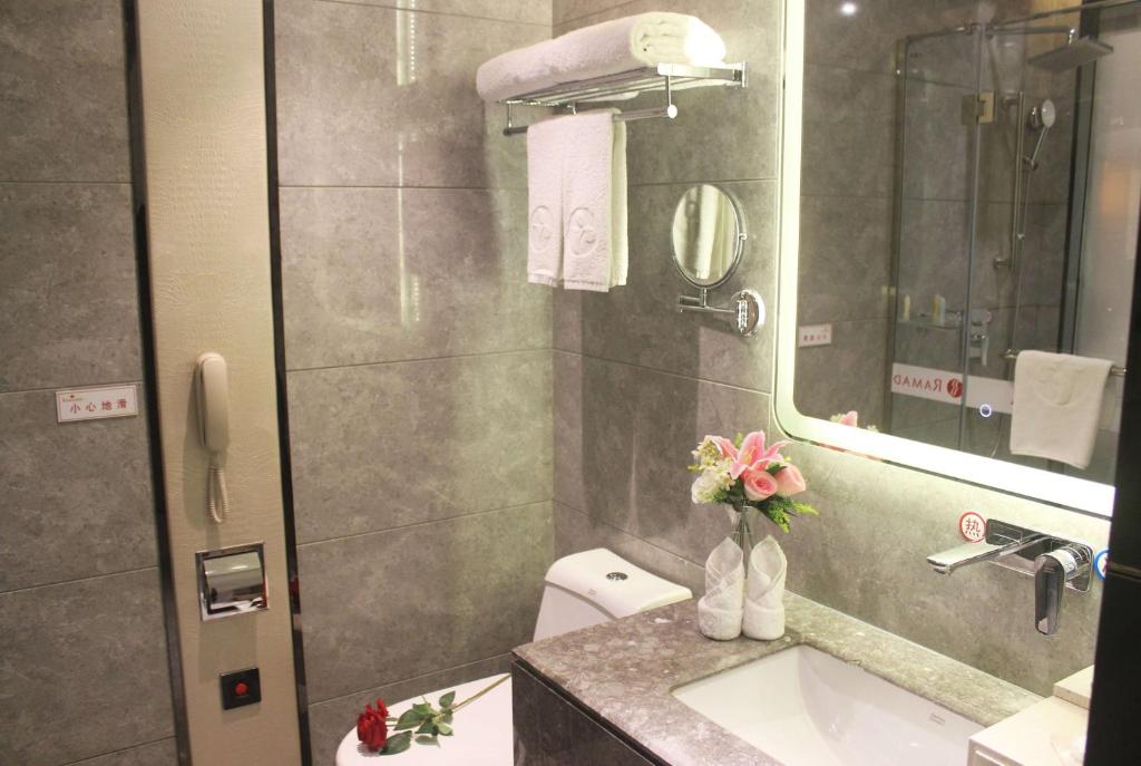 Koupelna v ubytování Ramada Shenzhen Baoan