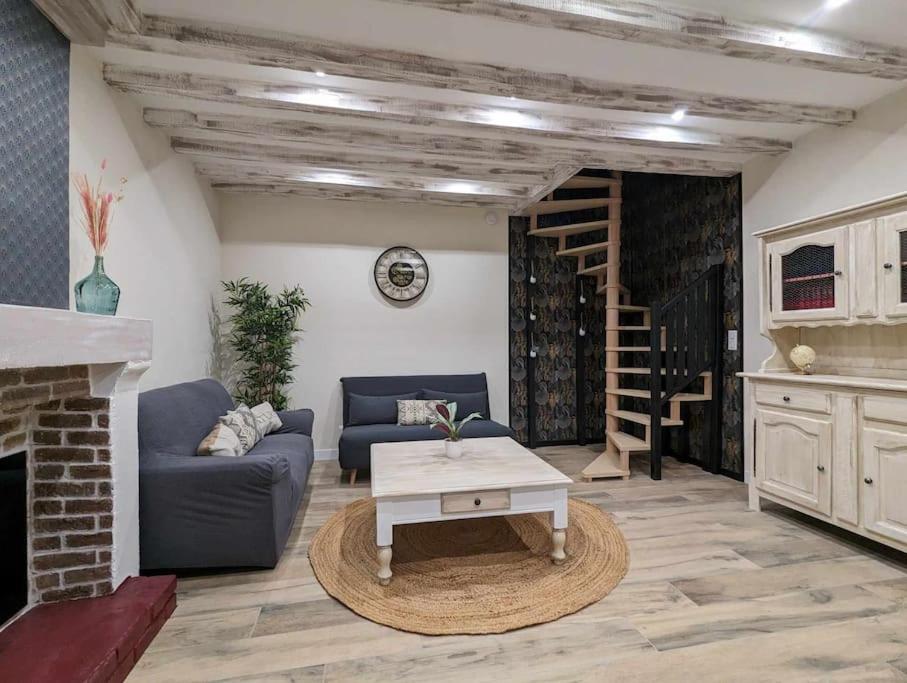 un salon avec un canapé et une table dans l'établissement Madaiv à 5 mn de Beauval & proche des châteaux, à Seigy