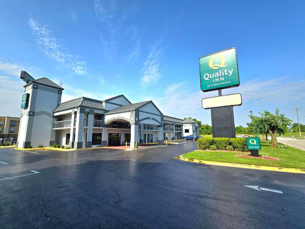 un parcheggio vuoto di fronte a un hotel di Quality Inn Fort Campbell-Oak Grove a Oak Grove