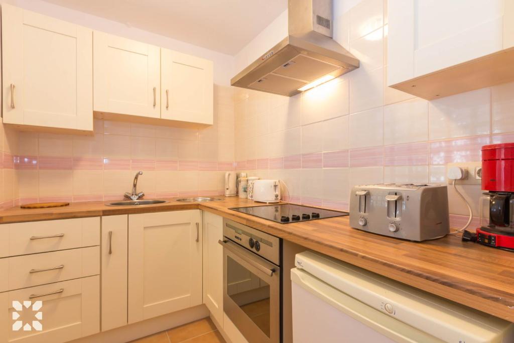 Kuchyň nebo kuchyňský kout v ubytování Villa Kelly 12 by Abahana Villas