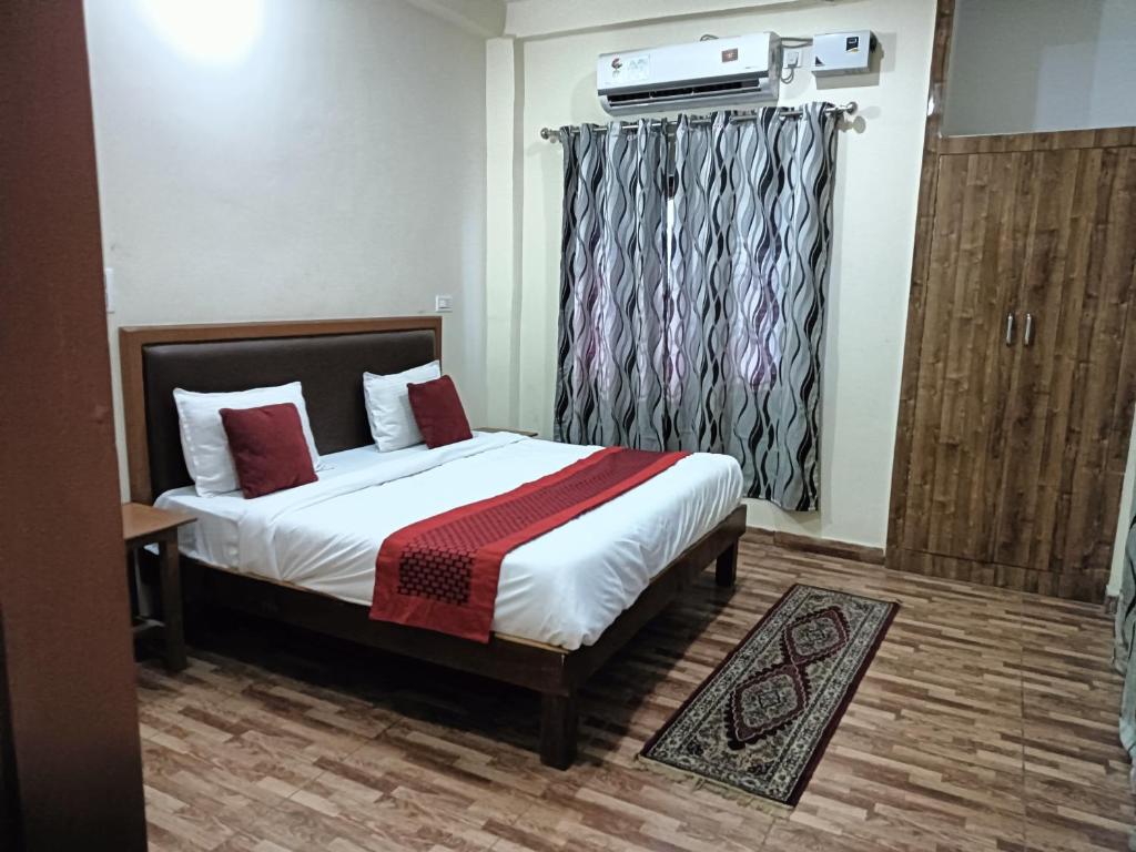 Postel nebo postele na pokoji v ubytování Corbett Rejoice Home Stay
