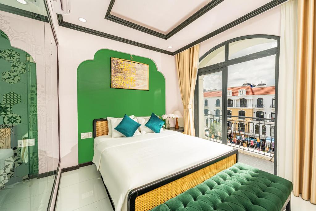 Postel nebo postele na pokoji v ubytování The White Wind Hotel - Grand World Phu Quoc