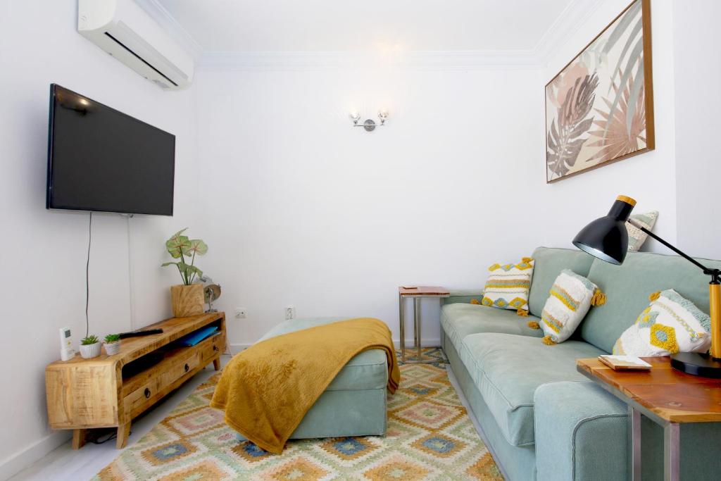 TV a/nebo společenská místnost v ubytování Estepona Centre Penthouse ALGASOL