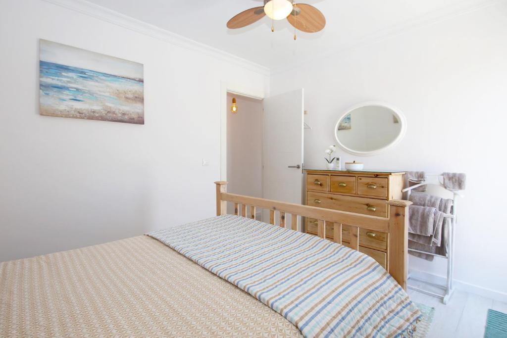 Postel nebo postele na pokoji v ubytování Estepona Centre Penthouse ALGASOL