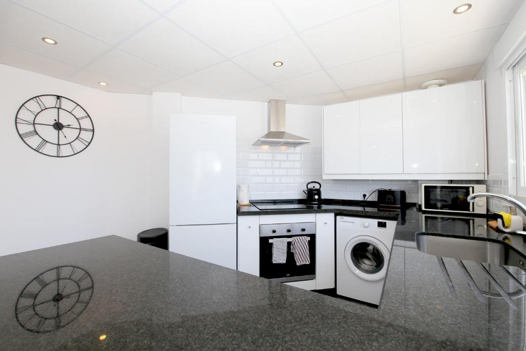 Kuchyň nebo kuchyňský kout v ubytování Estepona Centre Penthouse ALGASOL