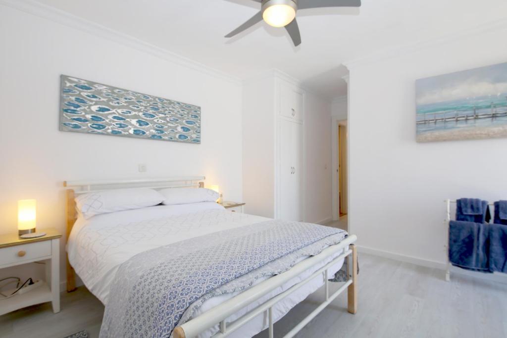 Postel nebo postele na pokoji v ubytování Estepona Centre Penthouse ALGASOL