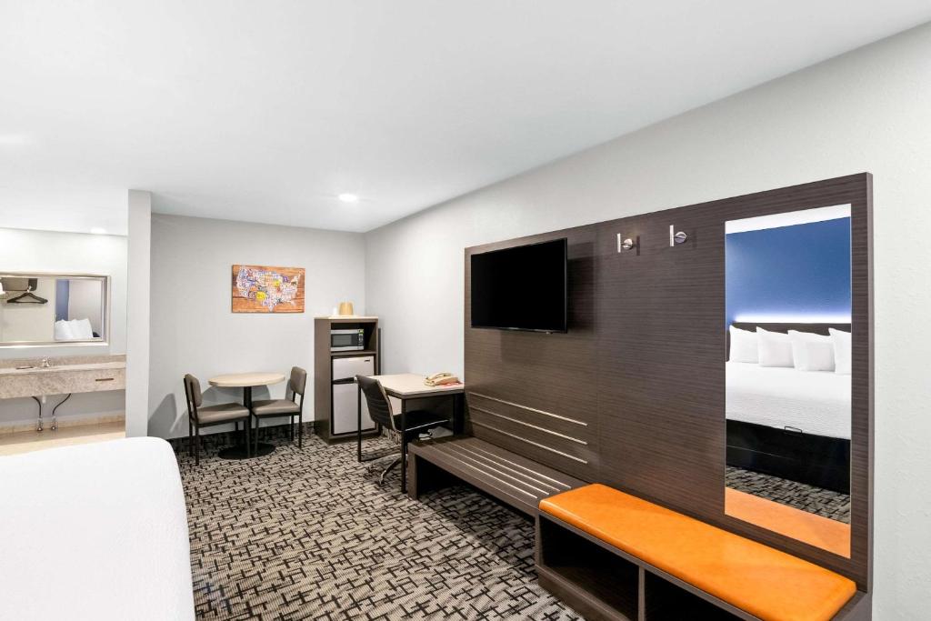 Econo Lodge Bethel - Danbury - Room King - Salón Exterior Sin Fumar/exterior