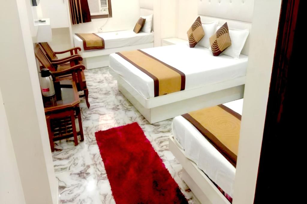 Postel nebo postele na pokoji v ubytování Hotel Crystal Deluxe at New Delhi Railway Station
