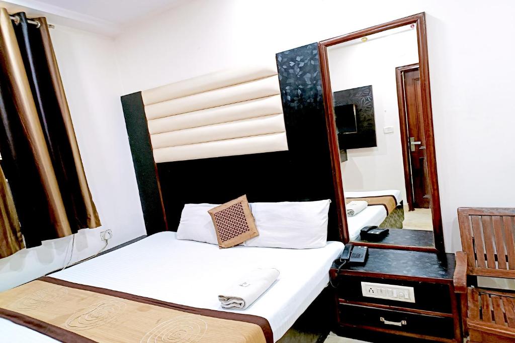 Postel nebo postele na pokoji v ubytování Hotel Crystal Deluxe at New Delhi Railway Station