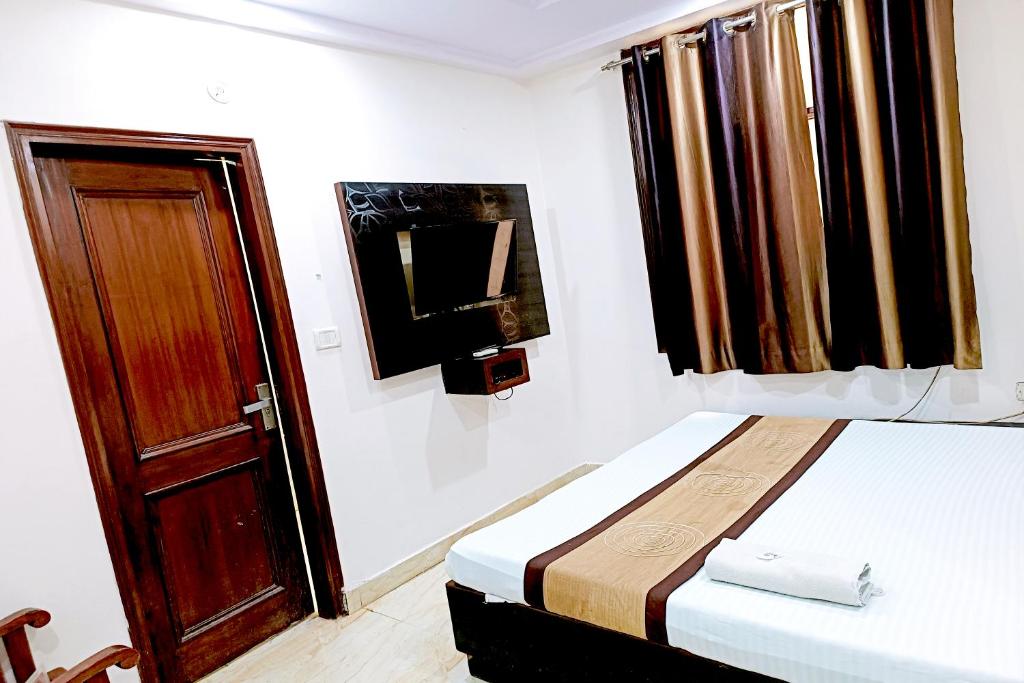 Postel nebo postele na pokoji v ubytování Hotel Crystal Deluxe at New Delhi Railway Station