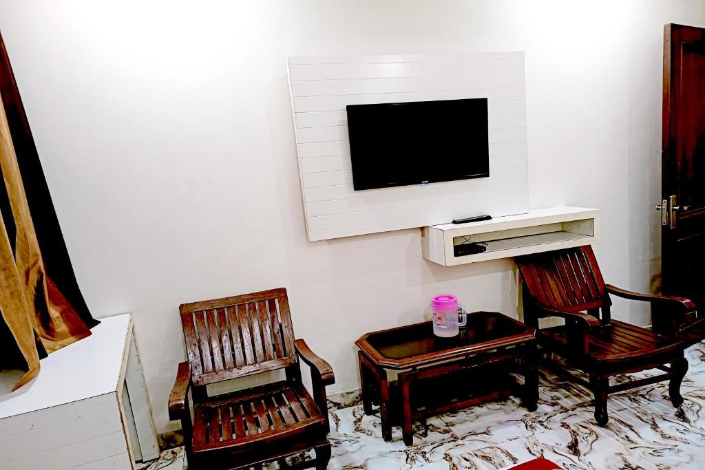 TV a/nebo společenská místnost v ubytování Hotel Crystal Deluxe at New Delhi Railway Station