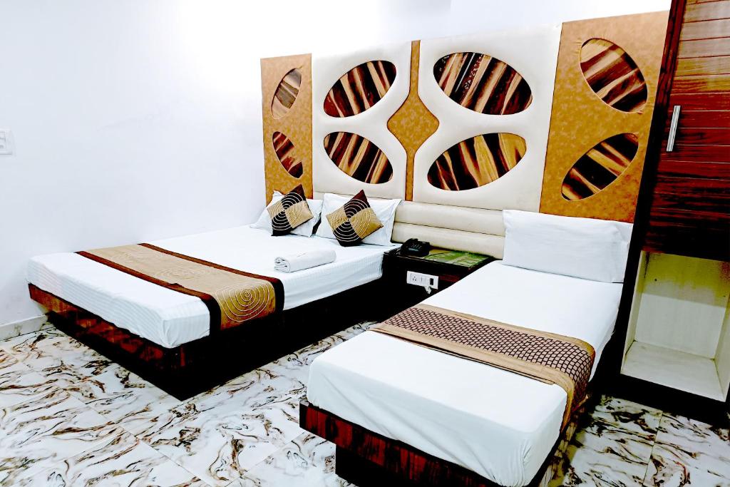 Postel nebo postele na pokoji v ubytování Hotel Crystal Deluxe at New Delhi Railway Station