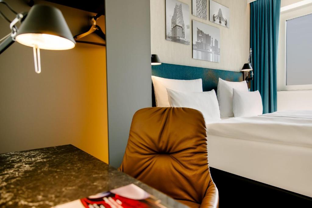 Postel nebo postele na pokoji v ubytování Motel One Hamburg am Michel