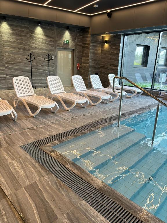 Bazén v ubytovaní Blue Mare Dubai Kasprowicza 20B, FREE Pool, Sauna, Parking, Fitness alebo v jeho blízkosti