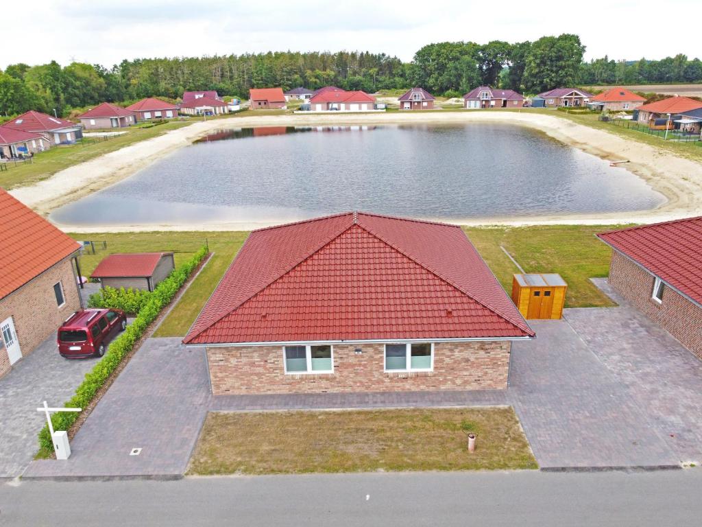 an overhead view of a house with a large pond at Seeufer in Walchum