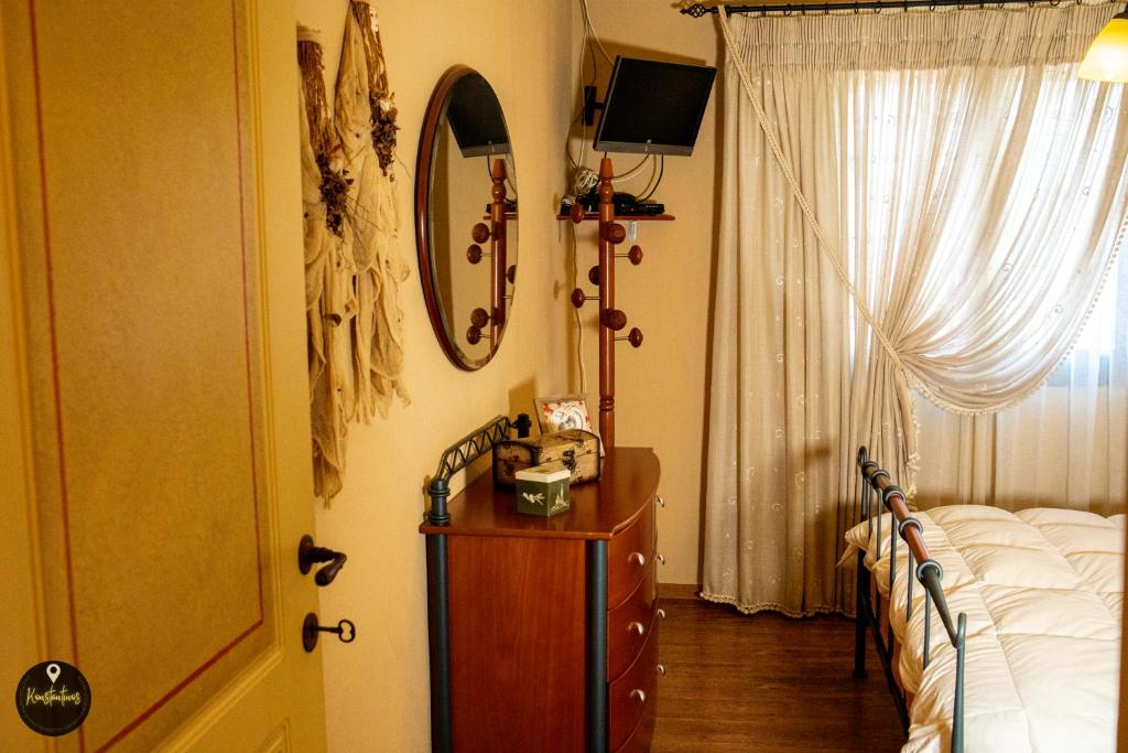 Кровать или кровати в номере Όμορφη Βίλα στον Εμπορειό