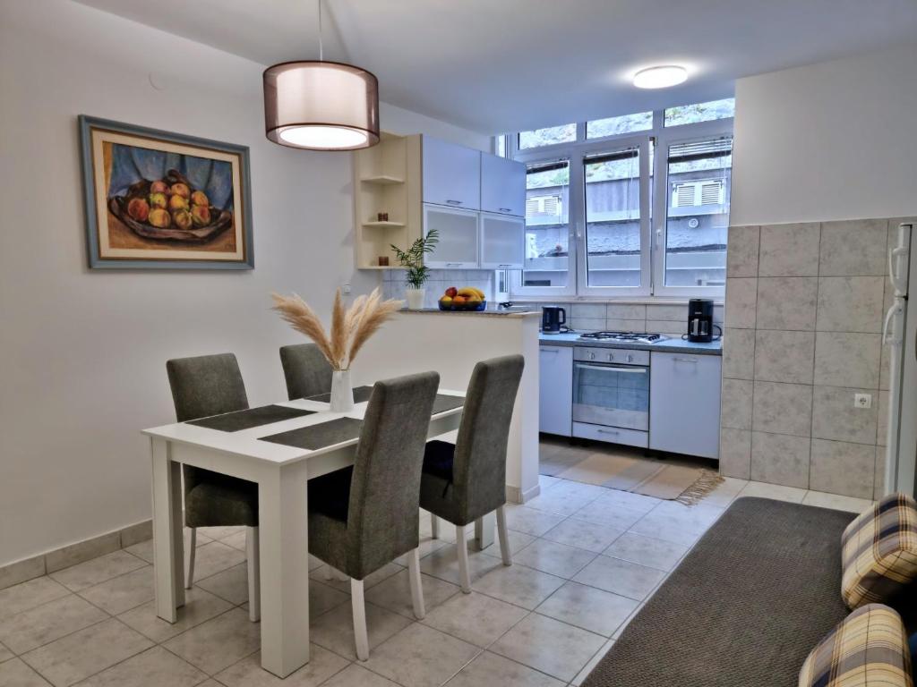 a kitchen and dining room with a table and chairs at Apartment Anka in Omiš