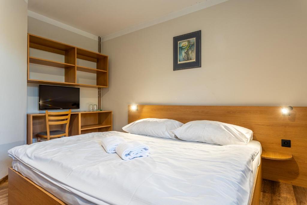 Postel nebo postele na pokoji v ubytování Houda Bouda - Penzion & Apartmány