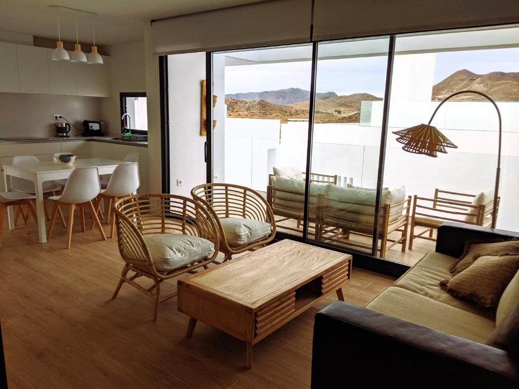 ein Wohnzimmer mit einem Sofa und einem Tisch in der Unterkunft Casa del Tomate Azul in San José
