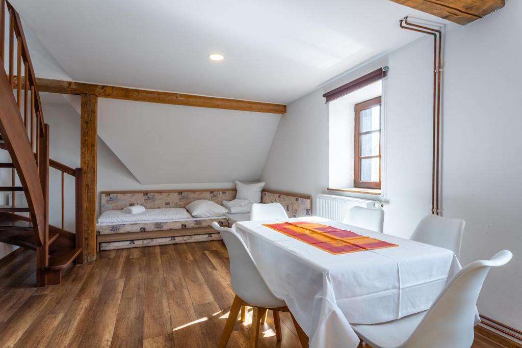 Postel nebo postele na pokoji v ubytování Houda Bouda - Penzion & Apartmány