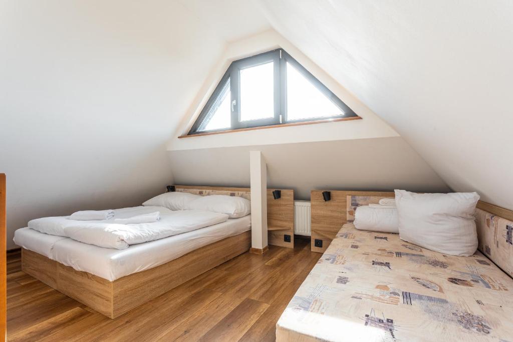 Postel nebo postele na pokoji v ubytování Houda Bouda - Penzion & Apartmány