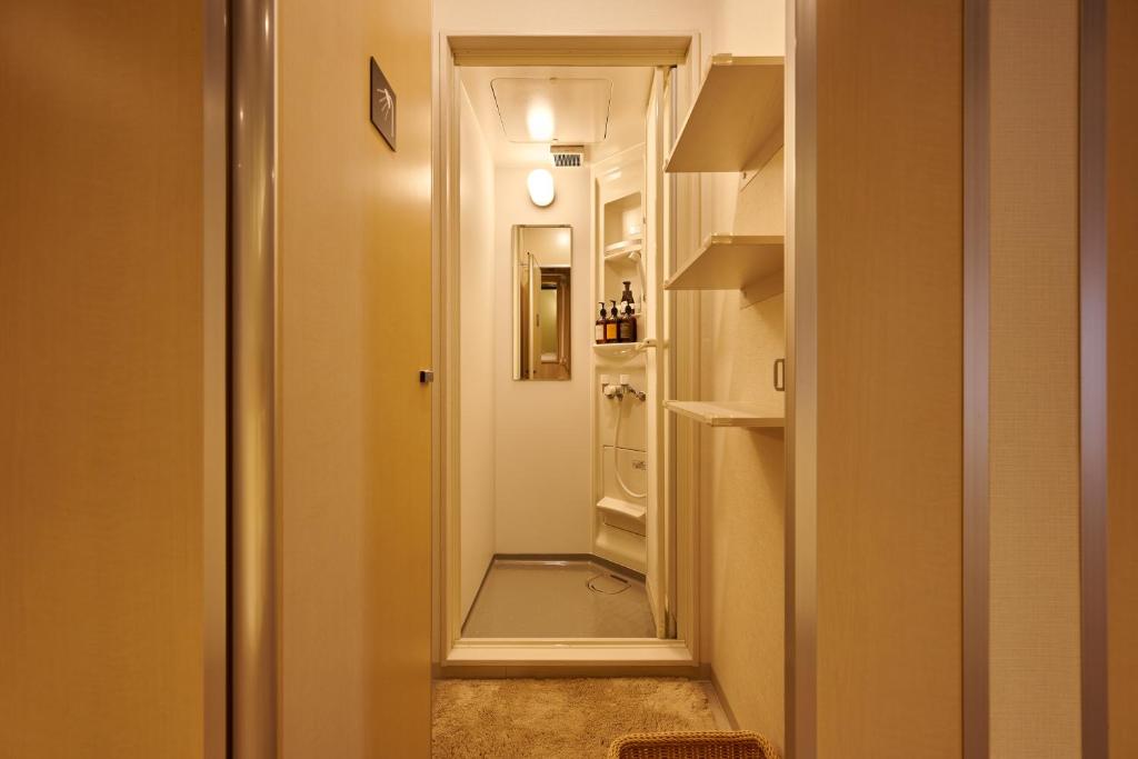 Koupelna v ubytování CAPSULE HOTEL CONTINUE NijojoKita