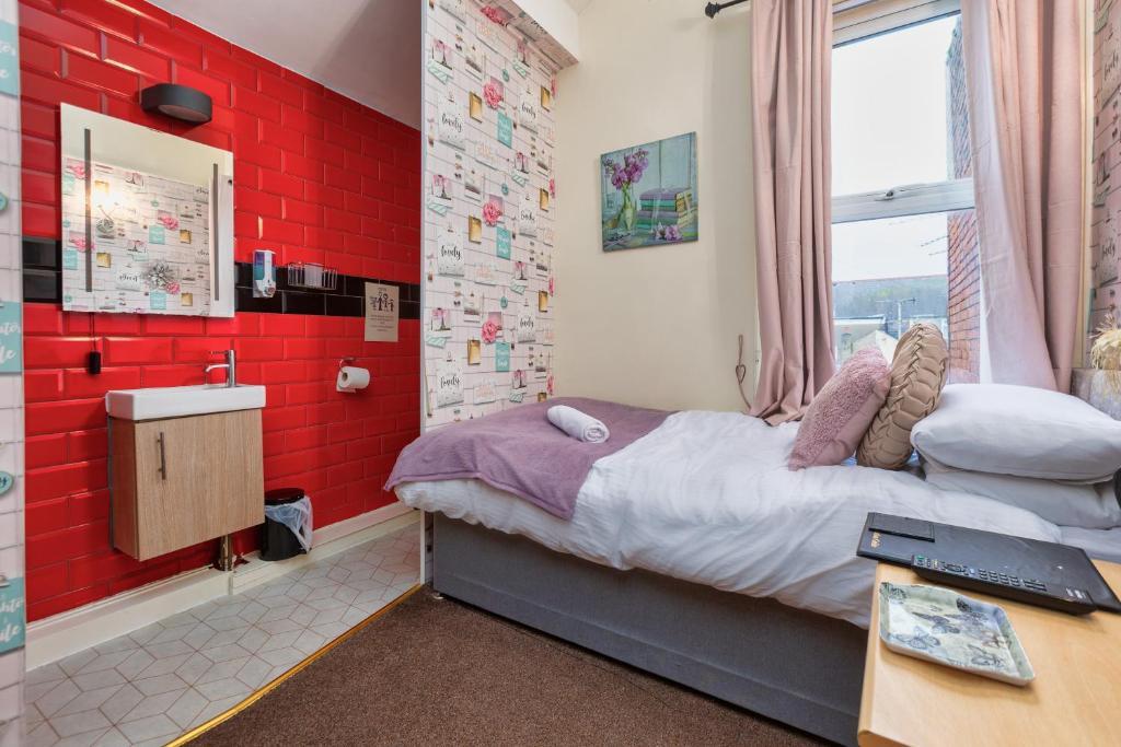 Friends Hotel - Single Room