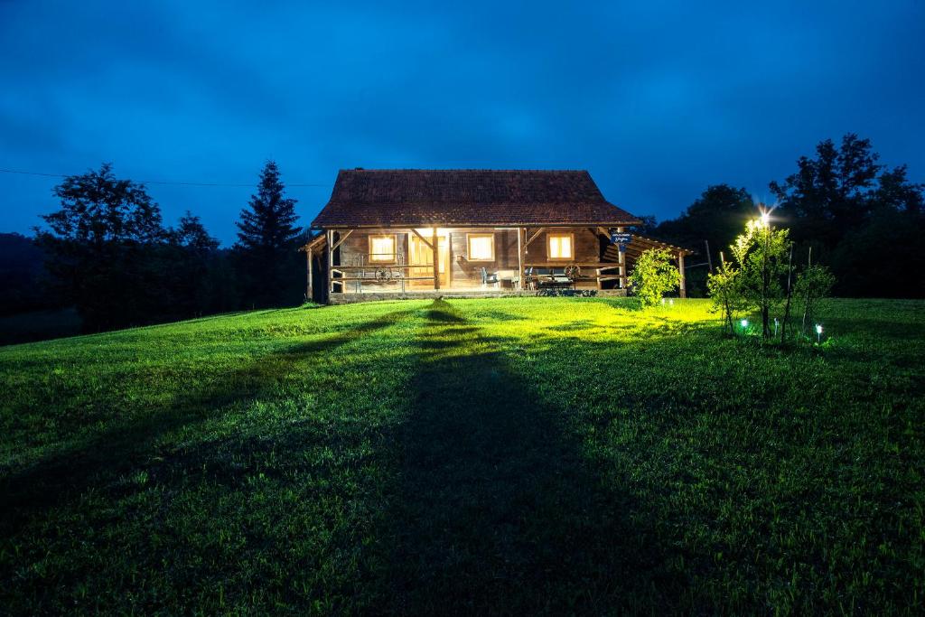 Vonkajšia záhrada v ubytovaní Kuća za odmor Slunjčica