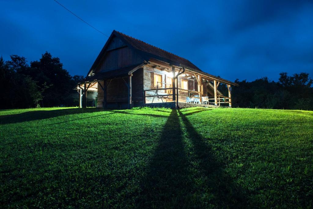 Vonkajšia záhrada v ubytovaní Kuća za odmor Slunjčica