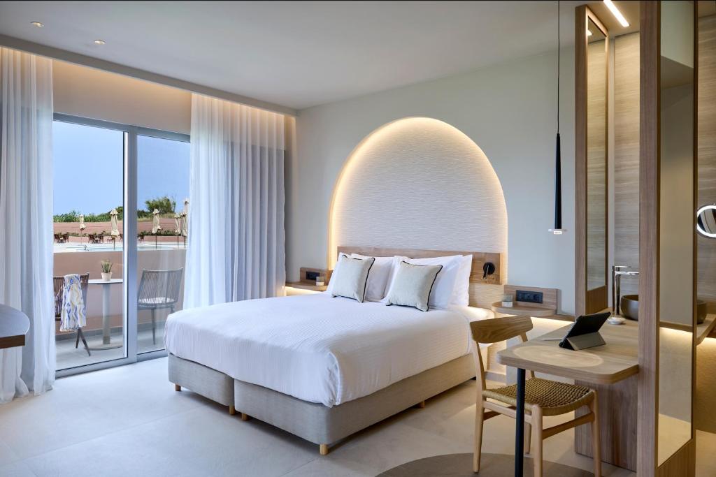 Postel nebo postele na pokoji v ubytování Ammos Luxury Resort