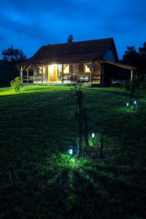 Vonkajšia záhrada v ubytovaní Kuća za odmor Slunjčica