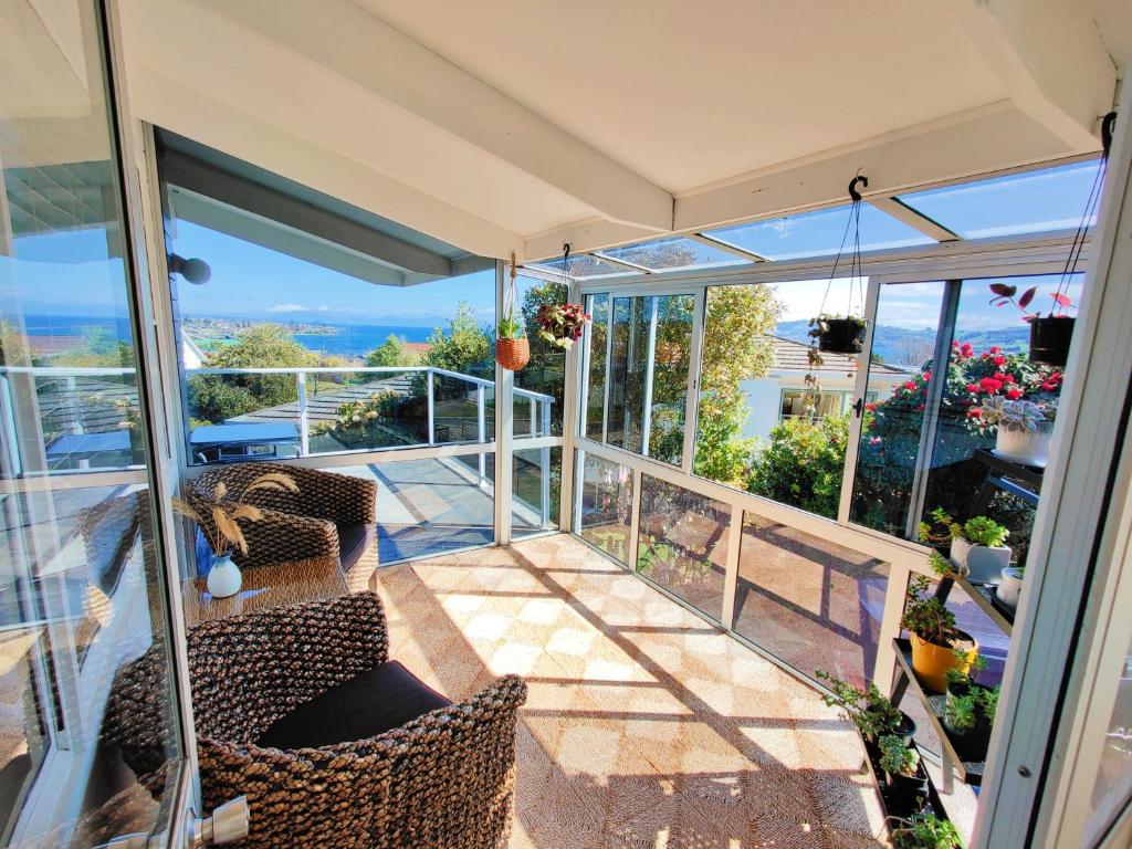 Delight in Birch-Lake View Holiday Home - Resim 6