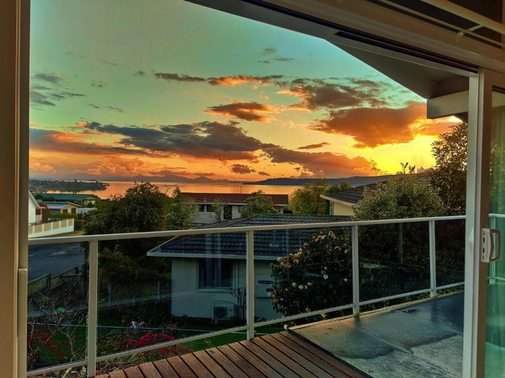 Delight in Birch-Lake View Holiday Home - Resim 32